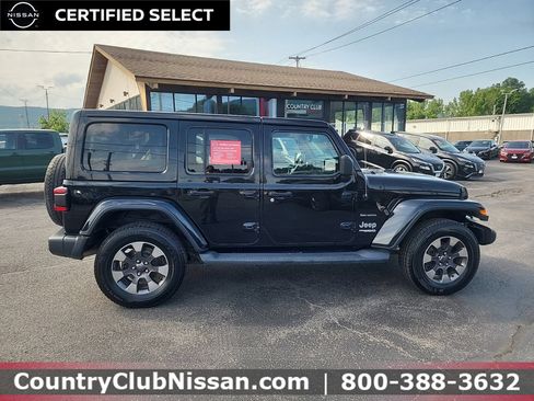 Used 2018 Jeep Wrangler Unlimited Sahara AWD/4WD image 9