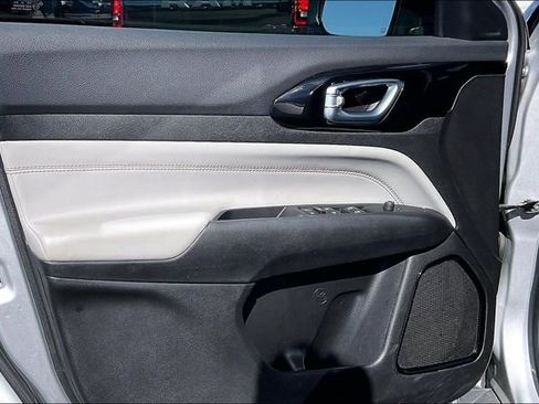 Used 2025 Jeep Compass Limited image 18