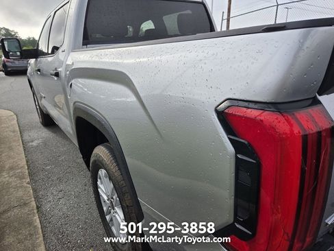 Used 2022 Toyota Tundra SR5 w/ SR5 Convenience Package AWD/4WD image 8