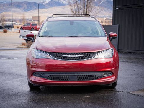 Used 2021 Chrysler Voyager Lxi image 2