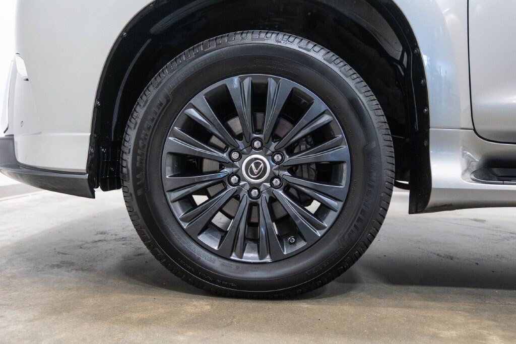 Used 2023 Lexus GX 460 Premium w/ Accessory Package AWD/4WD image 11