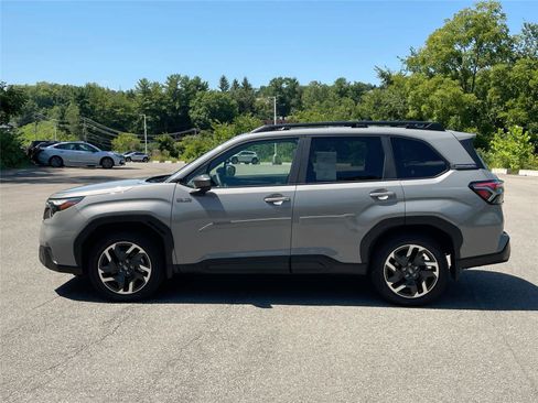 Used 2025 Subaru Forester Premium AWD/4WD image 2