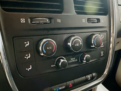 Used 2018 Dodge Grand Caravan SE w/ UConnect Hands-Free Group FWD image 16