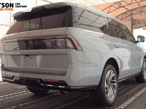 Used 2025 Lincoln Navigator Reserve AWD/4WD image 3