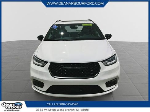 Used 2025 Chrysler Pacifica Limited FWD image 2