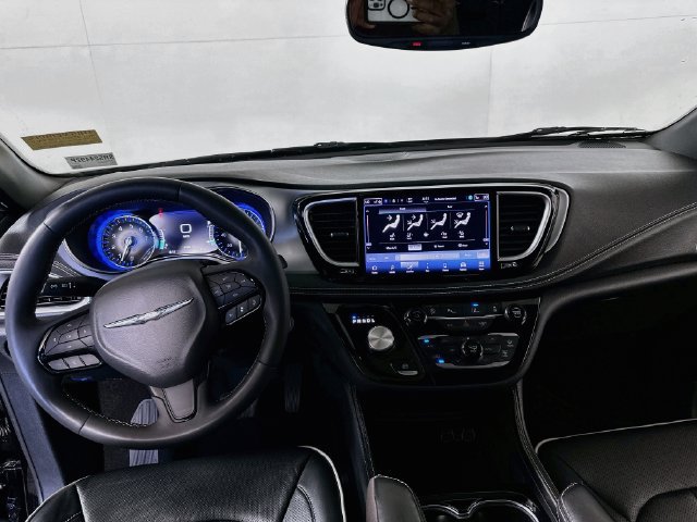 Used 2025 Chrysler Pacifica Limited FWD image 26