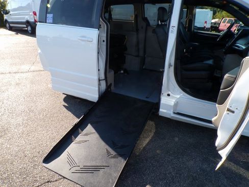 Used 2018 Dodge Grand Caravan SXT w/ Rear Park Assist Package image 13