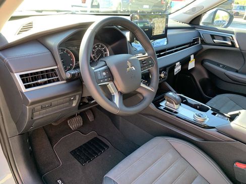 New 2025 Mitsubishi Outlander SE image 14