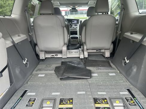 Used 2018 Toyota Sienna XLE w/ Carpet Mat Package FWD image 25
