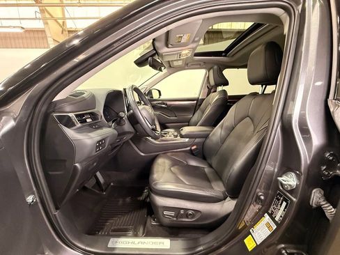 Used 2023 Toyota Highlander Limited AWD/4WD image 17