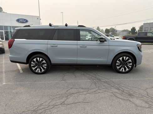Used 2025 Ford Expedition Max Platinum w/ Driver's Package AWD/4WD image 2