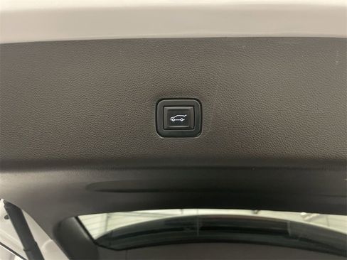 Used 2021 Chevrolet Traverse Premier image 30