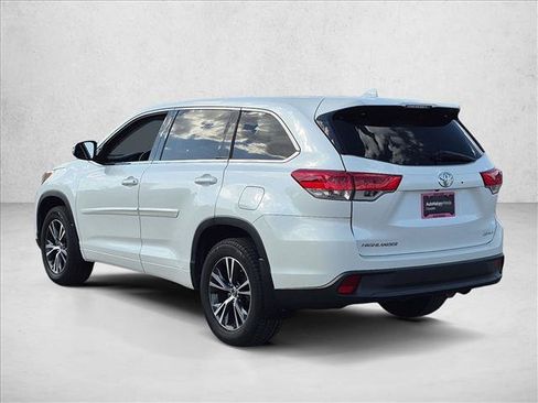 Used 2018 Toyota Highlander Plus w/ Carpet Mat Package (TMS) AWD/4WD image 7
