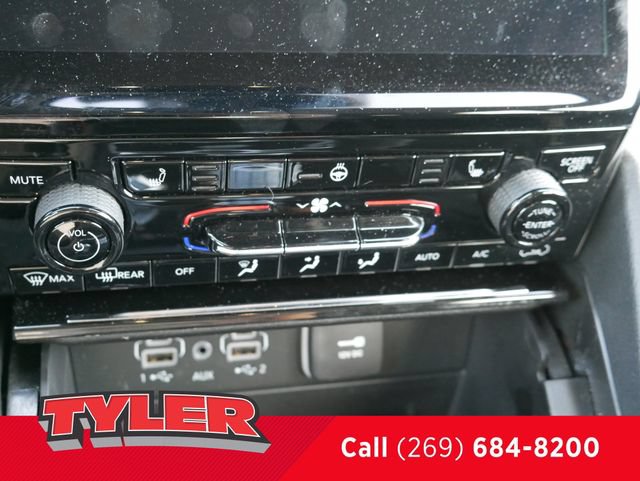 Certified 2024 Jeep Grand Cherokee Limited w/ Black Appearance Package AWD/4WD image 30