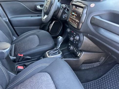 Used 2023 Jeep Renegade Latitude AWD/4WD image 19