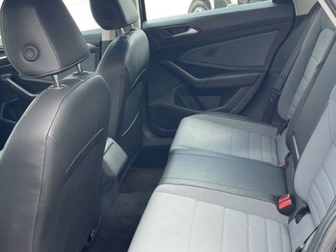 Used 2025 Volkswagen Jetta SE FWD image 9