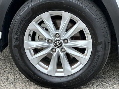 Used 2024 Toyota Corolla Cross LE FWD image 33