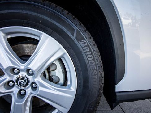 Used 2022 Toyota Highlander LE image 21