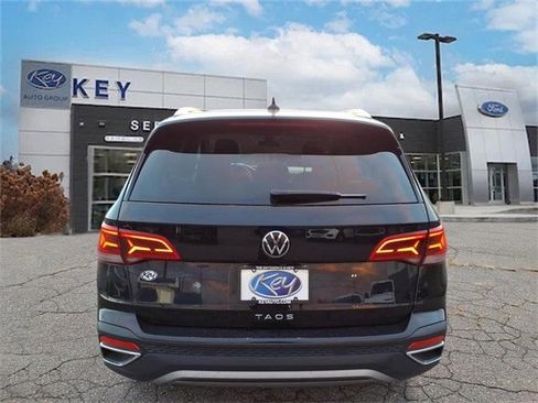 Used 2024 Volkswagen Taos SE image 4