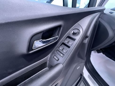 Used 2020 Chevrolet Trax Premier FWD image 12