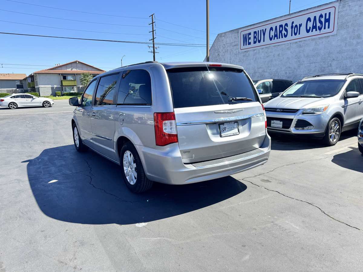 Used 2016 Chrysler Town & Country Touring FWD image 2