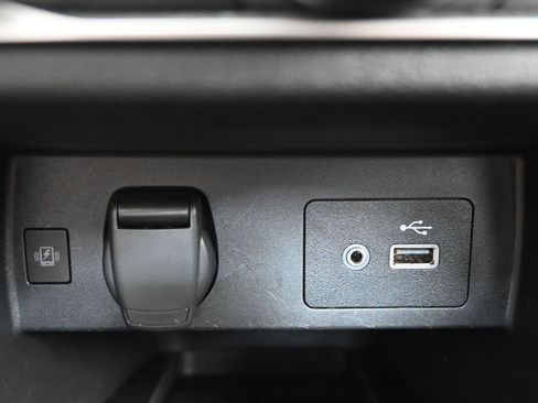 Used 2025 Nissan Versa SV image 32