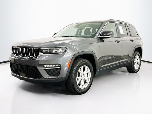 Used 2023 Jeep Grand Cherokee Limited image 3