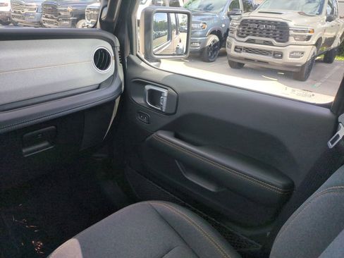 Used 2025 Jeep Wrangler Unlimited Sahara AWD/4WD image 18