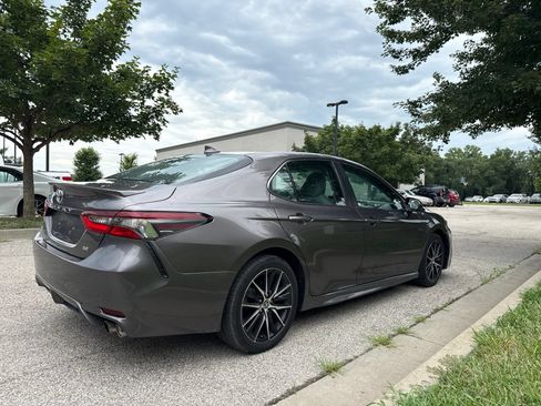 Used 2021 Toyota Camry SE FWD image 5