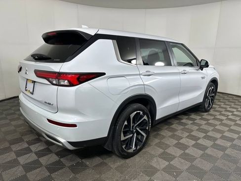 Used 2023 Mitsubishi Outlander SE image 3