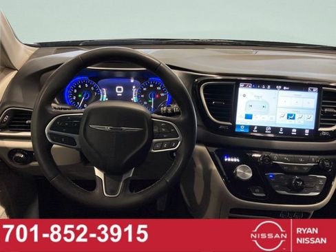 Used 2023 Chrysler Pacifica Touring-L FWD image 16