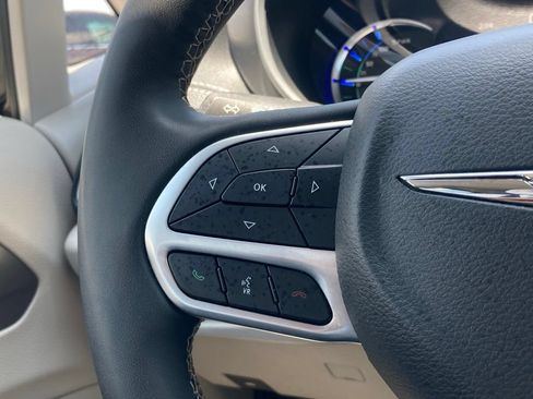 Used 2024 Chrysler Pacifica Limited FWD image 16