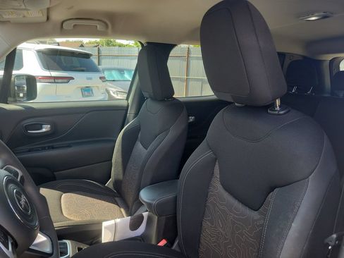 Used 2023 Jeep Renegade Latitude AWD/4WD image 14