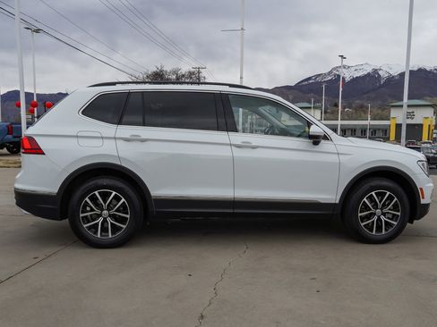 Used 2021 Volkswagen Tiguan SE w/ Panoramic Sunroof Package image 9