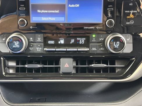 Used 2021 Toyota Highlander XLE AWD/4WD image 56