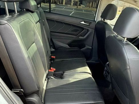 Used 2022 Volkswagen Tiguan SE w/ Panoramic Sunroof Package image 16