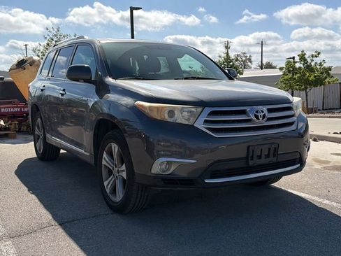 Used 2012 Toyota Highlander Limited w/ Tow Pkg image 3