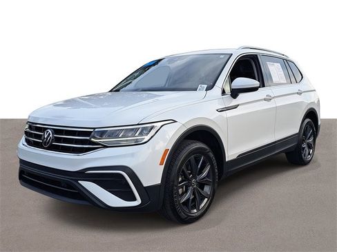Certified 2023 Volkswagen Tiguan SE image 2