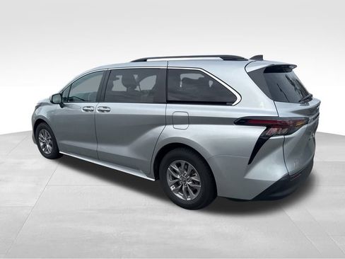Used 2024 Toyota Sienna XLE image 3