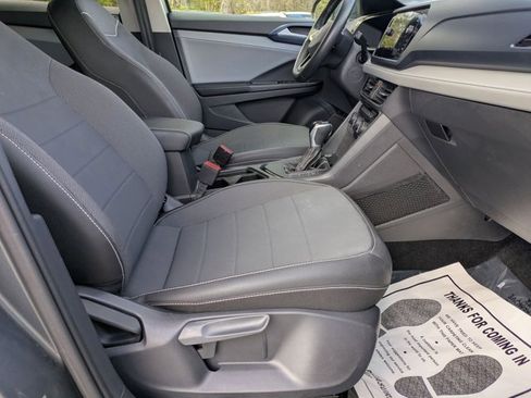 Used 2024 Volkswagen Taos SE image 25