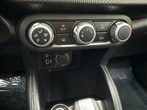 Used 2018 Nissan Kicks S FWD image 28