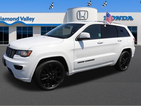 Used 2017 Jeep Grand Cherokee Altitude RWD image 3