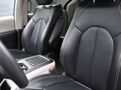 Used 2023 Chrysler Pacifica Touring-L FWD image 32