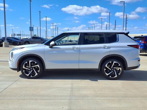 Used 2024 Mitsubishi Outlander SE Black Edition image 3