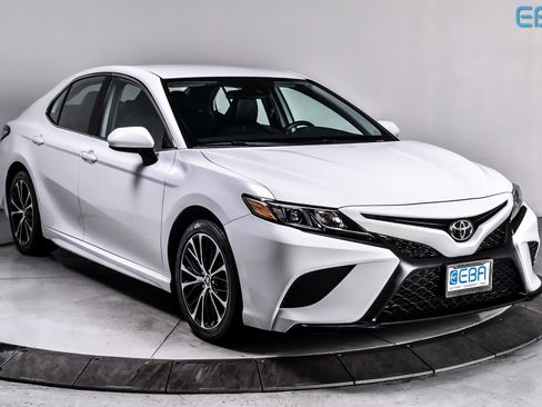 Used 2020 Toyota Camry SE image 1