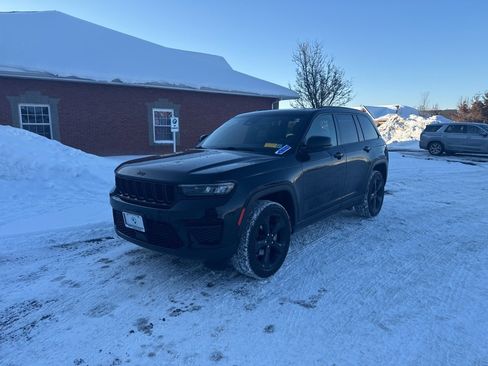 Used 2023 Jeep Grand Cherokee Altitude image 2