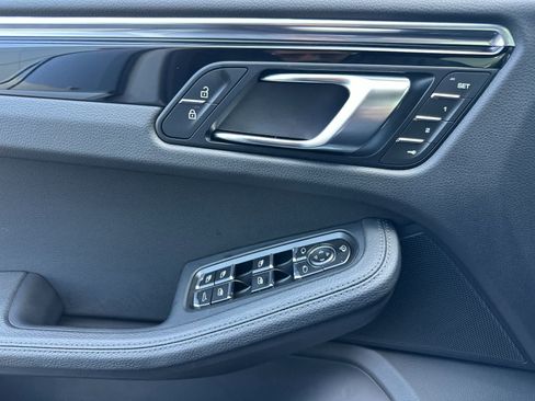 Certified 2025 Porsche Macan AWD/4WD image 12