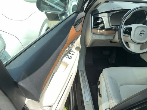 Certified 2022 Volvo XC90 T6 Momentum w/ Advanced Package image 9