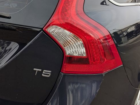 Used 2017 Volvo V60 T5 Premier w/ Convenience Package image 12