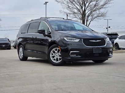 Used 2022 Chrysler Pacifica Touring-L w/ Uconnect Theater Family Group